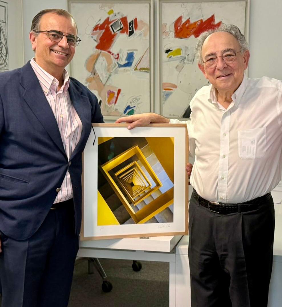 Carlos Soler haciendo entrega de la edición 1/21 a Carlos Rubio Carvajal